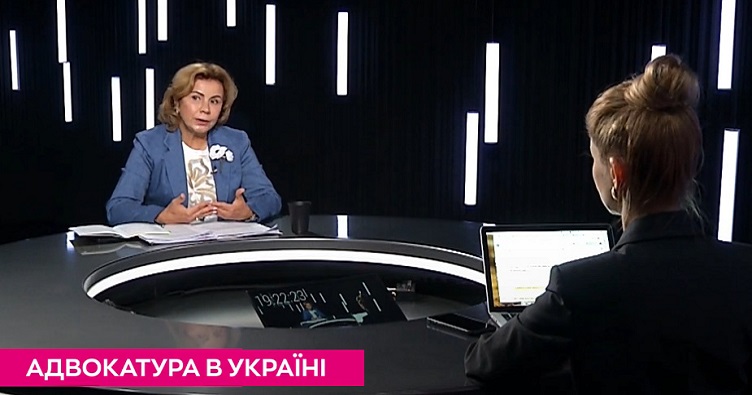 Глава Комитета НААУ по верховенству права, экс-член Венецианской комиссии Марина Ставнийчук (слева) в эфире «Киев FM».