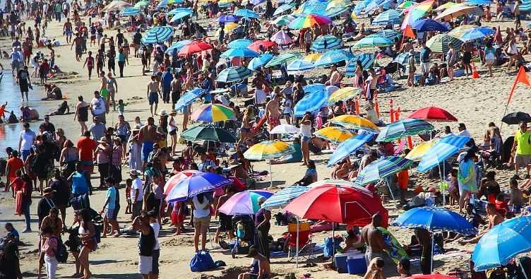 Наплив туристів призводить до того, що гостей на деяких європейських курортах у рази більше, ніж місцевих жителів.
