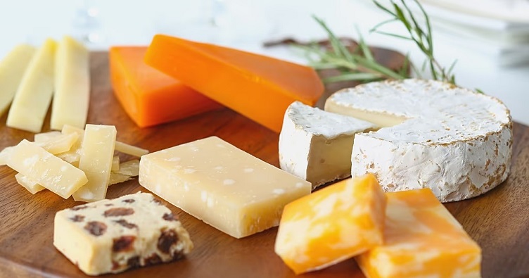 Ученые не выделяли сорт сыра, которые употребляли пожилые люди, поэтому считают, что любой из них может улучшить состояние здоровья.