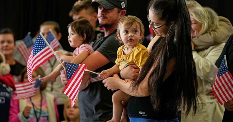 У травні група із 49 білих південноафриканців стала першими бенефіціарами нової американської програми для біженців. Фото: АР