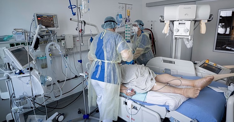 Якщо на всіх хворих не вистачає рук чи обладнання, то лікарям так чи інакше доводиться визначатися, кого рятувати в першу чергу.