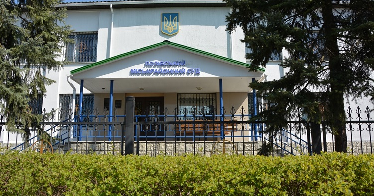 Согласно данным ВККС, в Лозовском горрайонном суде фактически работают 6 судей из 12 по штатному расписанию.