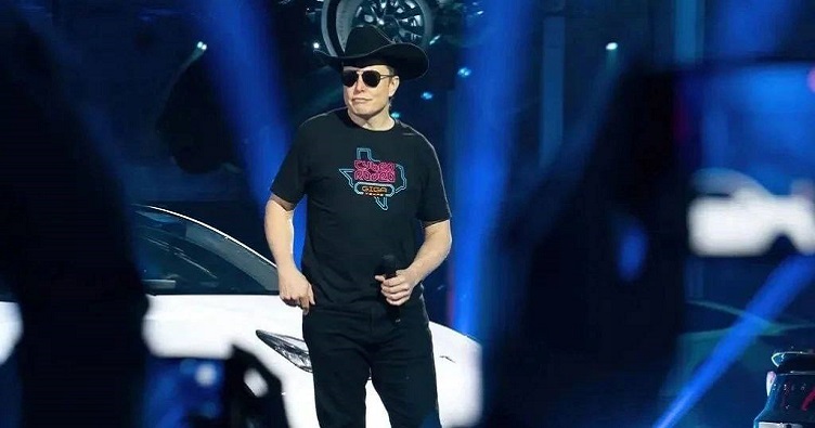 На зборах акціонерів Ілон Маск підкреслив, що «інші збори акціонерів – це нудні заходи, а наші – вибухові».