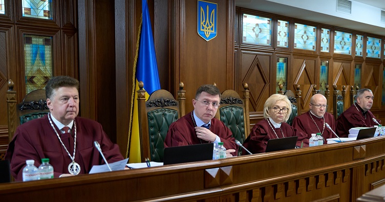 Суддя-доповідач Сергій Різник (другий ліворуч).