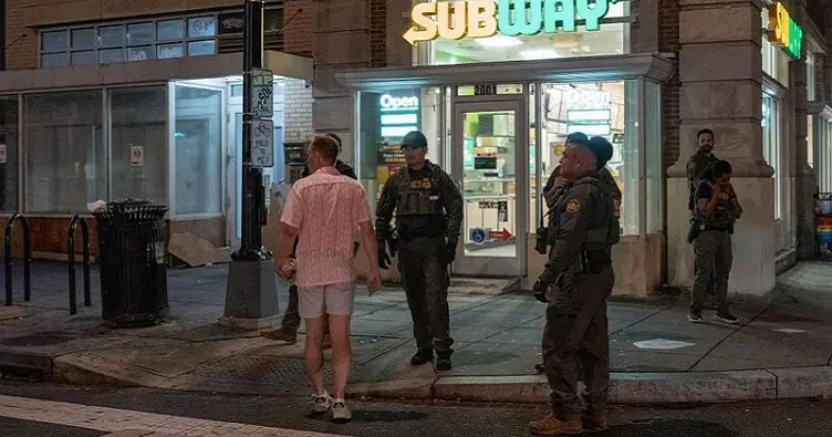 На камери потрапив момент, коли Шон Данн підійшов до групи офіцерів прикордонної служби, щоби висловити своє невдоволення.