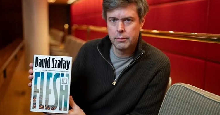 Писатель Дэвид Солой и его роман «Плоть» (Flesh). Фото: Getty Images