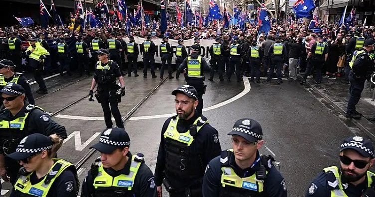 Нерідко австралійській поліції доводиться відокремлювати учасників одного маршу протесту, від іншого, щоб уникнути зіткнень.