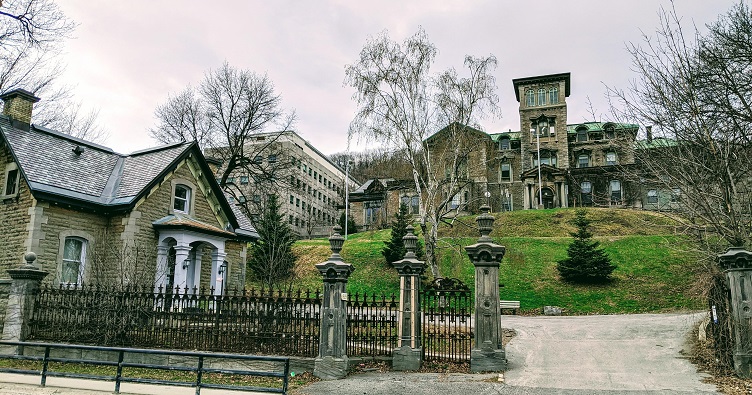 Мемориальный институт Аллана в Монреале, где в 1950-е года проводились эксперименты над сознанием.