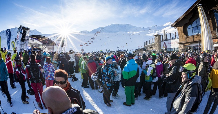 Зельден, що розташований за 100 км від Інсбрука, став одним з найбільш відвідуваних гірськолижниками та сноубордистами курортів в Австрії.