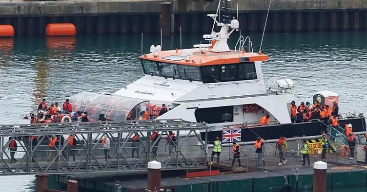 Нинішнього року до Великої Британії прибули нелегально на невеликих човнах понад 32 тис. осіб, десятки загинули.