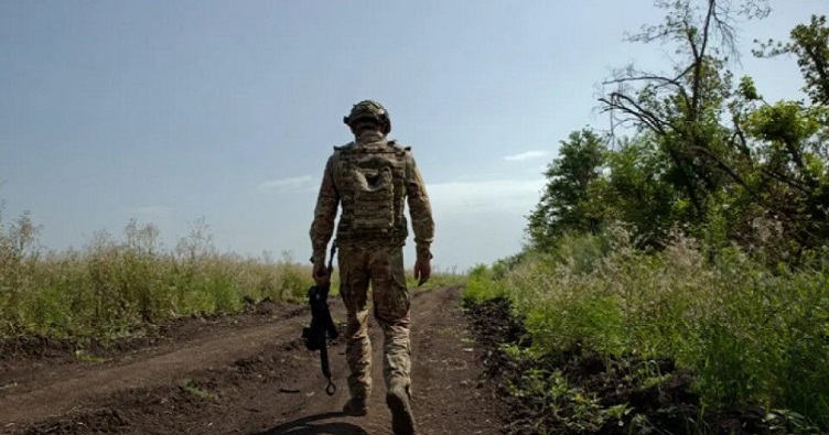 Нардепи зазначають, що такі зміни забезпечать справедливість для військовослужбовців, які вчинили правопорушення в умовах надзвичайного психологічного чи фізичного навантаження.