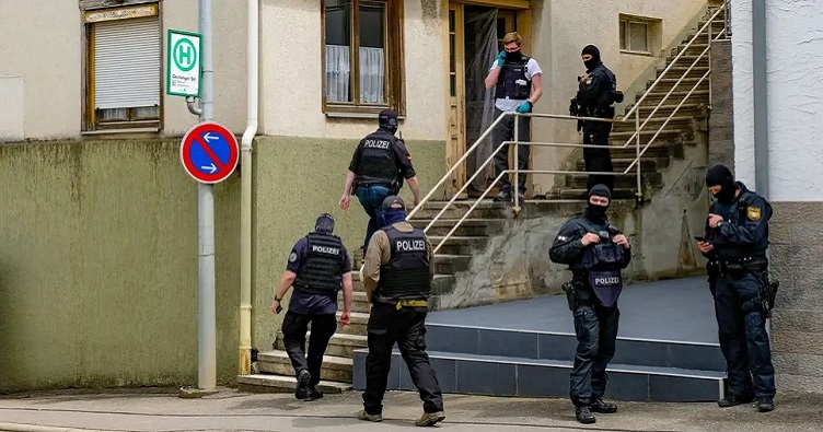 КС ФРН вирішив, що проводити обшук без рішення суду буде незаконним, навіть якщо йдеться про пошуки мігранта.