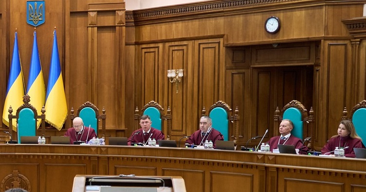 Судья-докладчик по делу Василий Лемак (на фото – в центре).