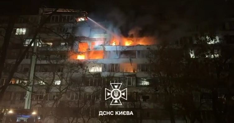 В Днепровском районе Киева в результате попадания в 9-этажный дом возник пожар на 6-7 этажах, два человека погибли. Фото: ГСЧС Киева