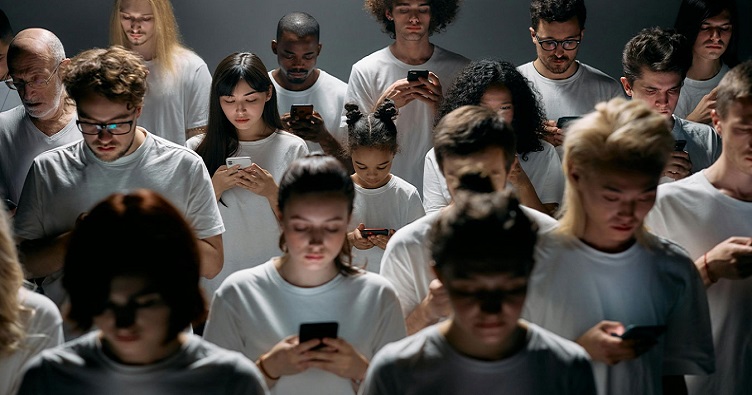 Чем больше времени подростки проводят в соцсетях, тем труднее для них становится общение в реальной жизни. 