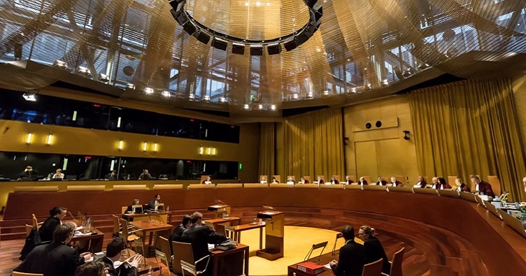 Суд ЄС зазначив, що невизнання одностатевої спілки в іншій країні «примушує подружжя жити як неодружені люди».