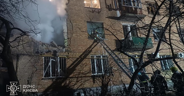 У Святошинському районі Києва зафіесовано влучання у під’їзд 3-поверхового житлового будинку. Фото: ДСНС Києва
