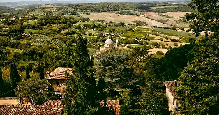 Возникшая еще в средние века коммуна Радикондоли, окружена живописными холмами с оливковыми рощами и виноградниками.