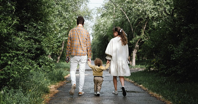 Ходити пішки до школи корисно і для здоров’я дитини, і для розвантаження доріг від автомобілів.