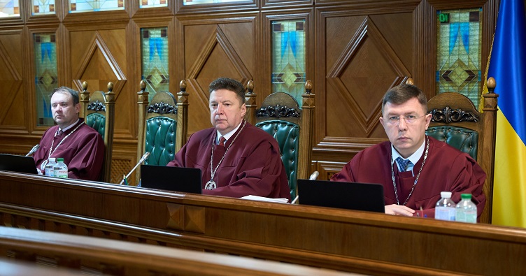 Судья-докладчик по делу Виктор Городовенко (в центре).