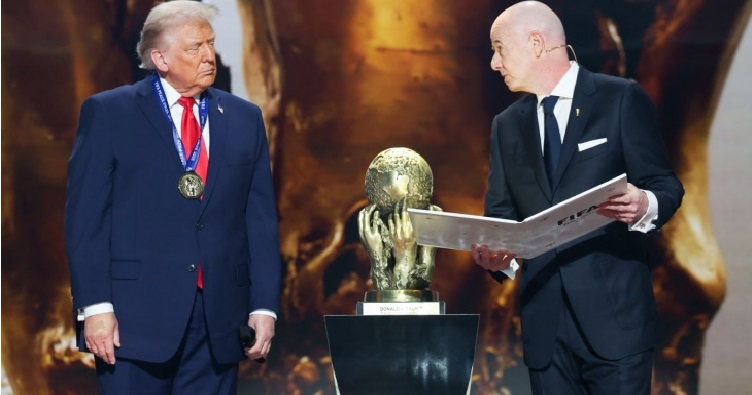 Золотий глобус, який тримають кілька рук, Дональду Трампу вручив голова ФІФА Джанні Інфантіно — разом із золотою медаллю та сертифікатом.