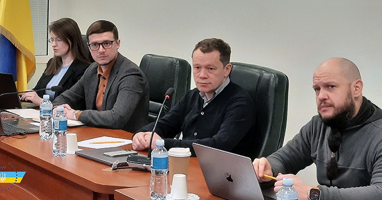 По словам Леонида Сапельникова (второй справа), проблема не в электропитании, а в устаревших оборудовании и программном обеспечении.