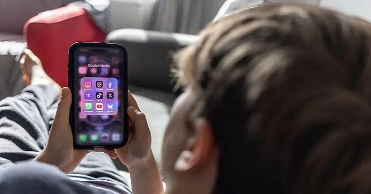 Вместо того чтобы сидеть в телефоне, австралийским подросткам посоветовали заняться спортом, научиться играть на музыкальном инструменте или прочитать книгу.