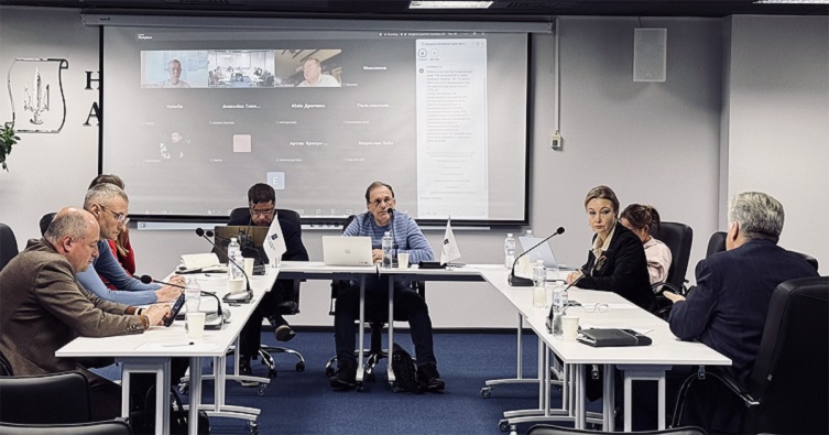 Глава экспертной группы при ВСК Игорь Фомин (в центре) предложил концептуальный вариант относительно будущего ОСД.