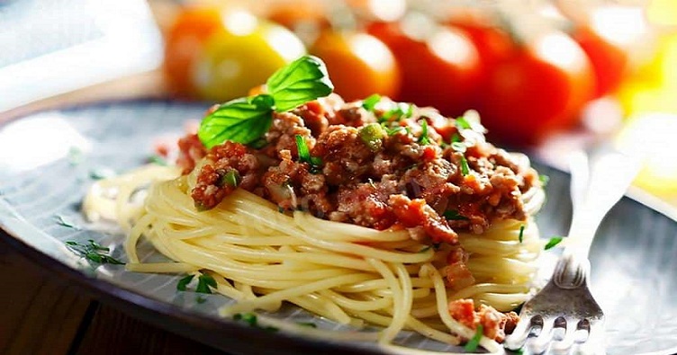 Крім піци, в італійській кухні популярні паста з різними соусами (на фото — «Болоньєзе»), лазанья, поркетта, брускетта, тірамісу і звичайно ж джелатто.
