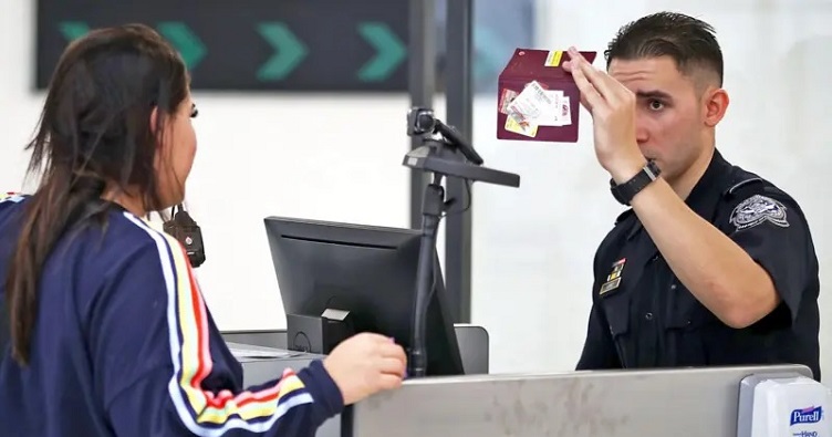 При в’їзді до США перевіряють не лише документи, а й зміст висловлювань гостя у соціальних мережах.