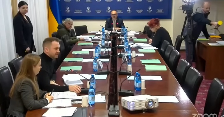 Михайло Жернаков (другий праворуч) всіляко намагався показати своє зверхнє ставлення до членів ТСК та якийсь свій особливий статус.