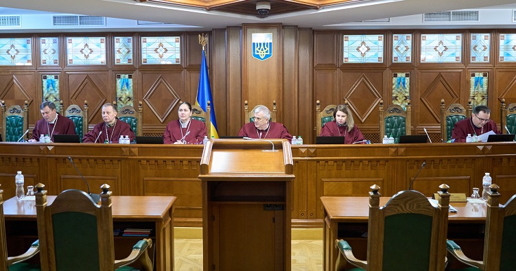 Суддя-доповідач у справі — Олександр Петришин (у центрі).