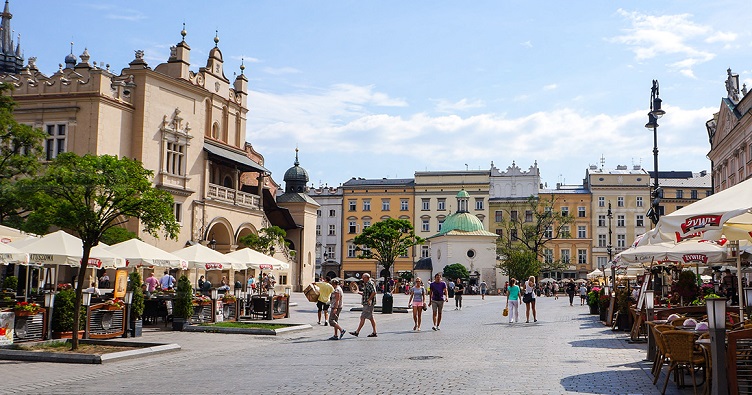 Для туристов чистота особенно заметна, когда они ходят по мощеным улицам Кракова, а не смотрят на него из окна автобуса.