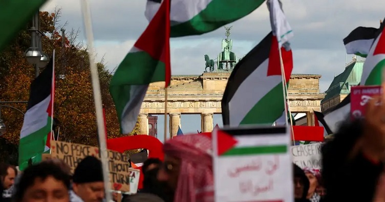 Правопорушник скандував гасло під час однієї із пропалестинських демонстрацій. Фото: Christian Mang/Reuters