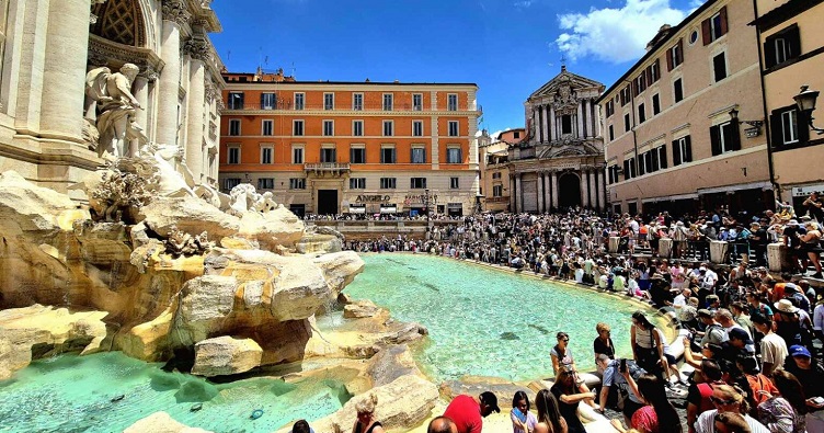 По данным мэрии Рима, сейчас ежедневно фонтан Треви посещают в среднем 30 тыс. человек в день.