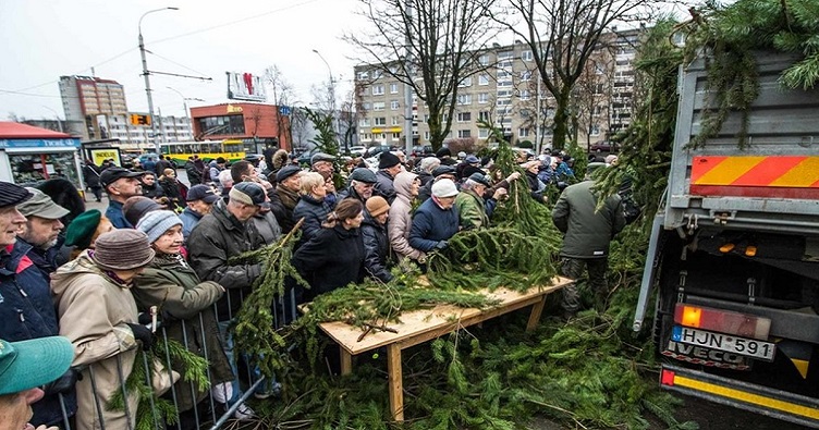 За ялиновими гілками вільнюсці, як правило, пенсіонери, вишиковувалися в черзі не лише цього року, а й раніше.