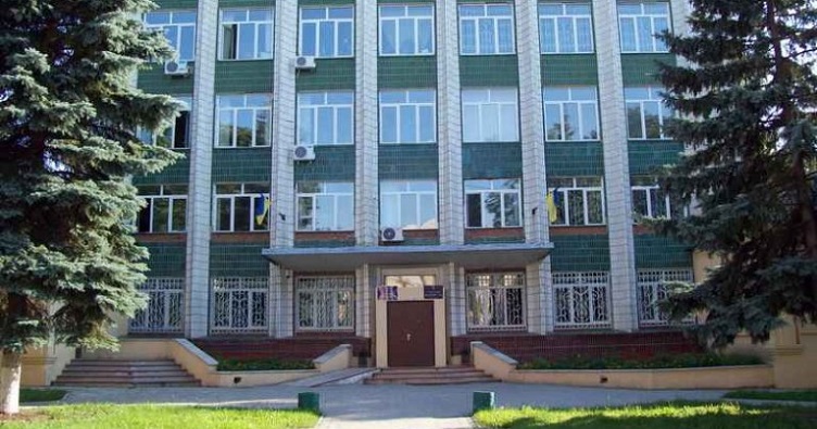 Штатным расписанием Заречного районного суда г.Сум предусмотрено 15 судей, а постоянных есть только 9.