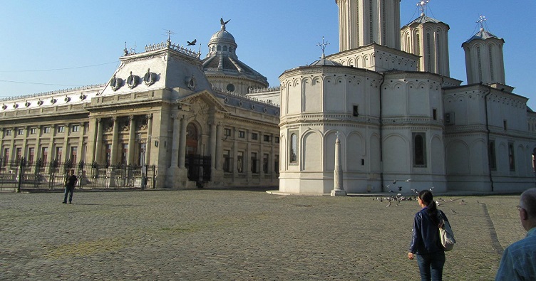 Лишние 10 лей вряд ли станут препятствием для тех, кто хочет увидеть достопримечательности Бухареста, как, например, Патриарший собор.