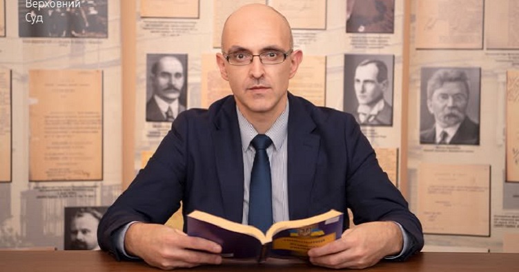 Василий Крат процитировал известного юриста Ульпиана о том, что «публичное право относится к положению Римского государства, а частное – к пользе отдельных лиц».