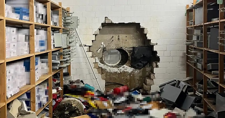 Злочинці проникли у сховище, проробивши отвір у стіні з боку паркування. Фото поліції Гельзенкірхена.