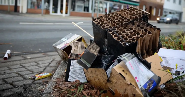 В Берлине в новогоднюю ночь 24 полицейских получили травмы от петард и пиротехнических ракет. Фото: Christoph Reichwein/dpa