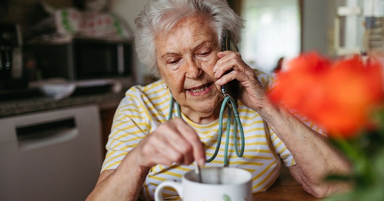 Если у вас есть пожилые родственники или просто знакомые — не забудьте им позвонить и просто выслушать.