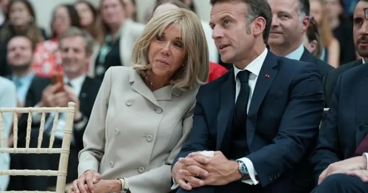 Конспирологические пересуды о том, что Брижит Макрон (слева) — трансгендерная женщина, циркулируют с 2017 года, с тех пор, как ее муж Эмманюэль стал президентом Франции.