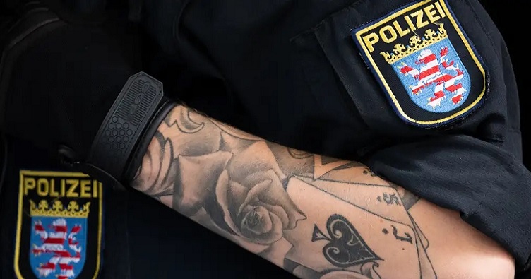 Татуировки на руках, кистях и пальцах создают наибольшие проблемы не только для полицейских, а и практически в любой профессиональной деятельности.