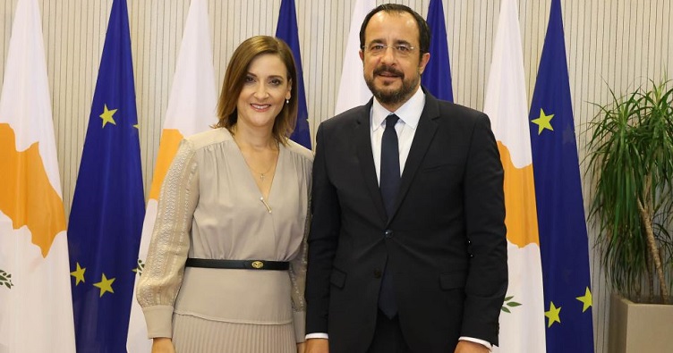 Філіпа Карсера у заяві про відставку назвала звинувачення на свою адресу «розсипом фейкових новин та наклепницьких коментарів».