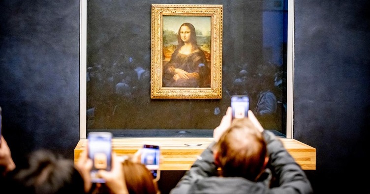 Зараз «Мона Ліза» вивішена за куленепробивним склом у найбільшому залі разом із роботами венеціанських майстрів XVI століття. Фото: Robin Utrecht/picture alliance