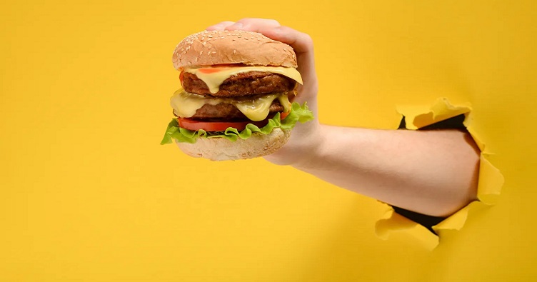 В большинстве случаев блогеры рекламируют фастфуд своим подписчикам, но сами употребляют более здоровую пищу.