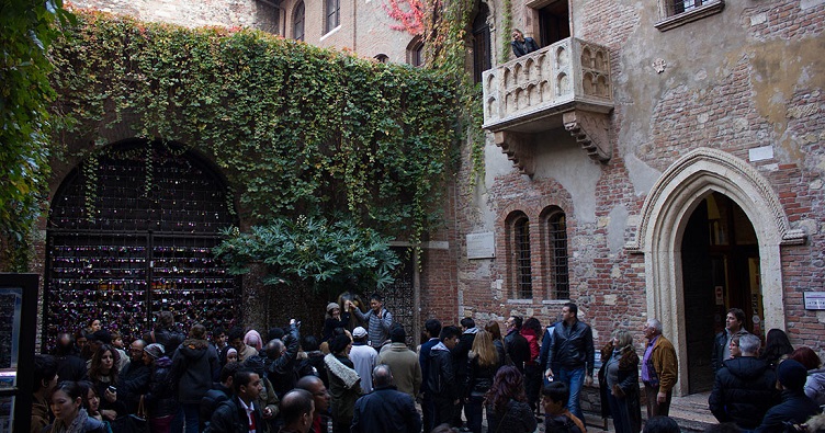 Щодня до балкону Джульєтти приходять не менше 8 тис. відвідувачів, які вишиковуються у величезну чергу.