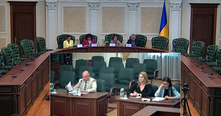 Власне Марія Пилип’як (крайня праворуч) під час одного із засідань палати не заперечувала проти трансляції слухань, але ПДП ВРП вирішила інакше. 