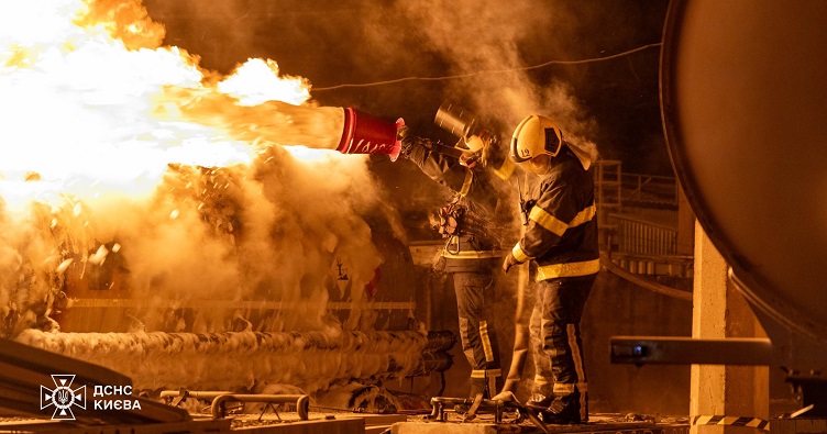 У Дніпровському районі Києва ліквідовано пожежу на території гаражного кооперативу. За іншою адресою зайнявся бензовоз, стався витік пального. Фото: ДСНС у м. Києві
